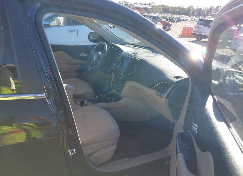 Photo 5 of 2019 Jeep Cherokee LATITUDE (VIN 1C4PJLCB8KD108971)