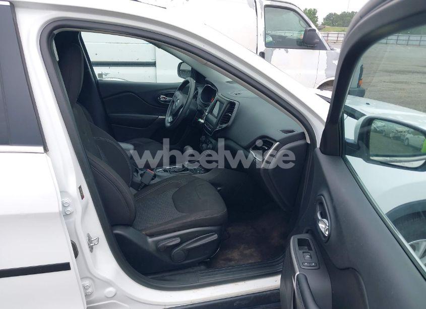 Photo 5 of 2019 Jeep Cherokee LATITUDE FWD (VIN 1C4PJLCB8KD145129)