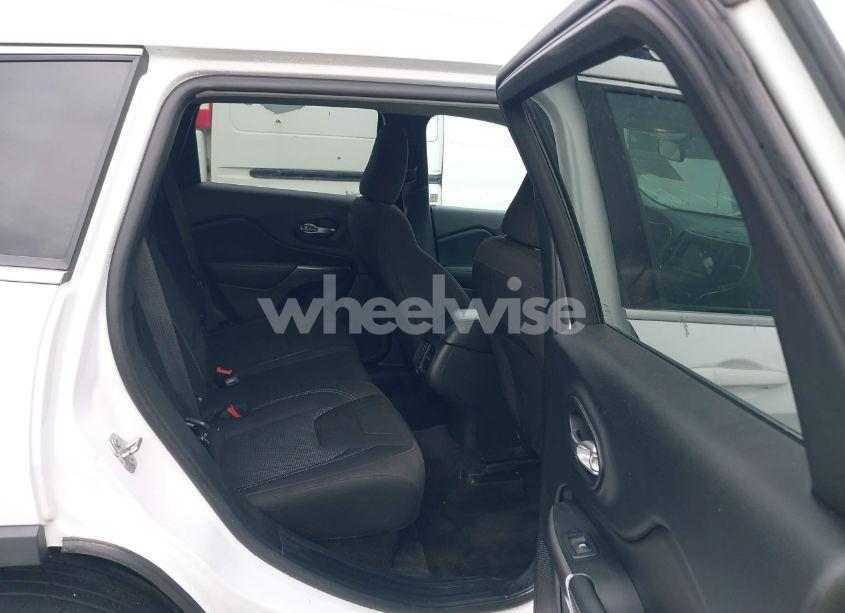 Photo 8 of 2019 Jeep Cherokee LATITUDE FWD (VIN 1C4PJLCB8KD145129)