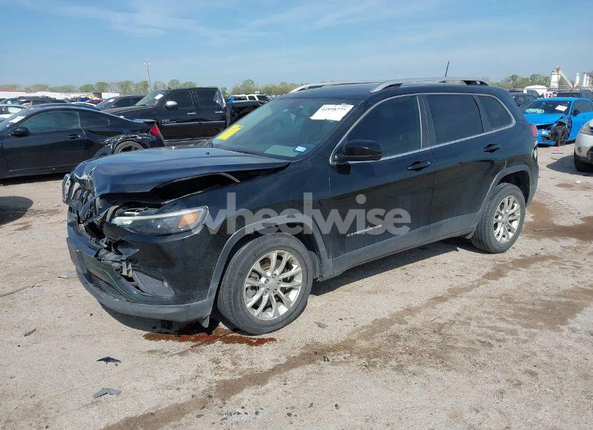 Photo 2 of 2019 Jeep Cherokee LATITUDE FWD (VIN 1C4PJLCB8KD175764)