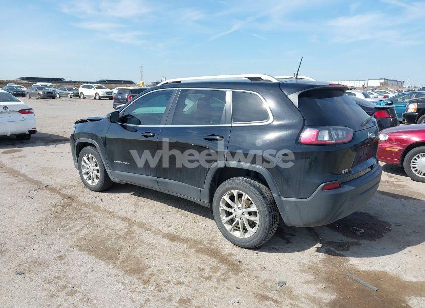 Photo 3 of 2019 Jeep Cherokee LATITUDE FWD (VIN 1C4PJLCB8KD175764)