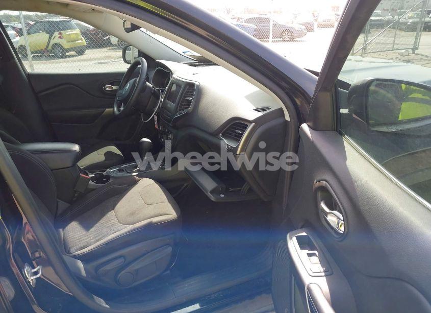 Photo 5 of 2019 Jeep Cherokee LATITUDE FWD (VIN 1C4PJLCB8KD175764)