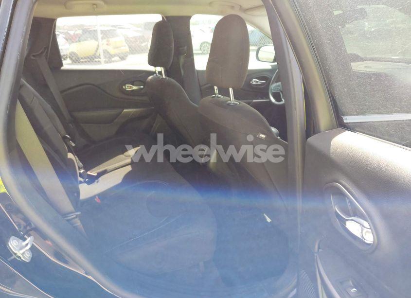 Photo 8 of 2019 Jeep Cherokee LATITUDE FWD (VIN 1C4PJLCB8KD175764)