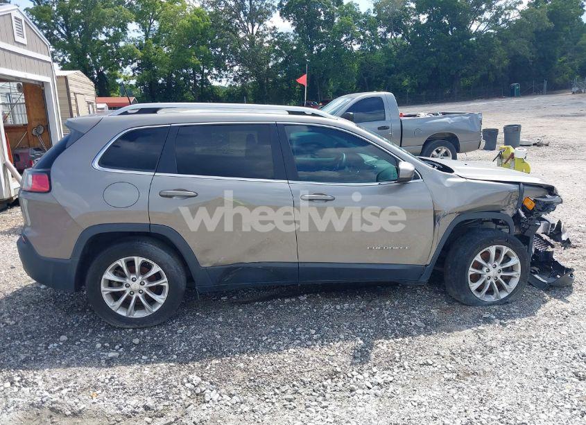 Photo 12 of 2019 Jeep Cherokee LATITUDE FWD (VIN 1C4PJLCB8KD242671)