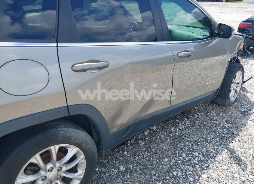 Photo 16 of 2019 Jeep Cherokee LATITUDE FWD (VIN 1C4PJLCB8KD242671)