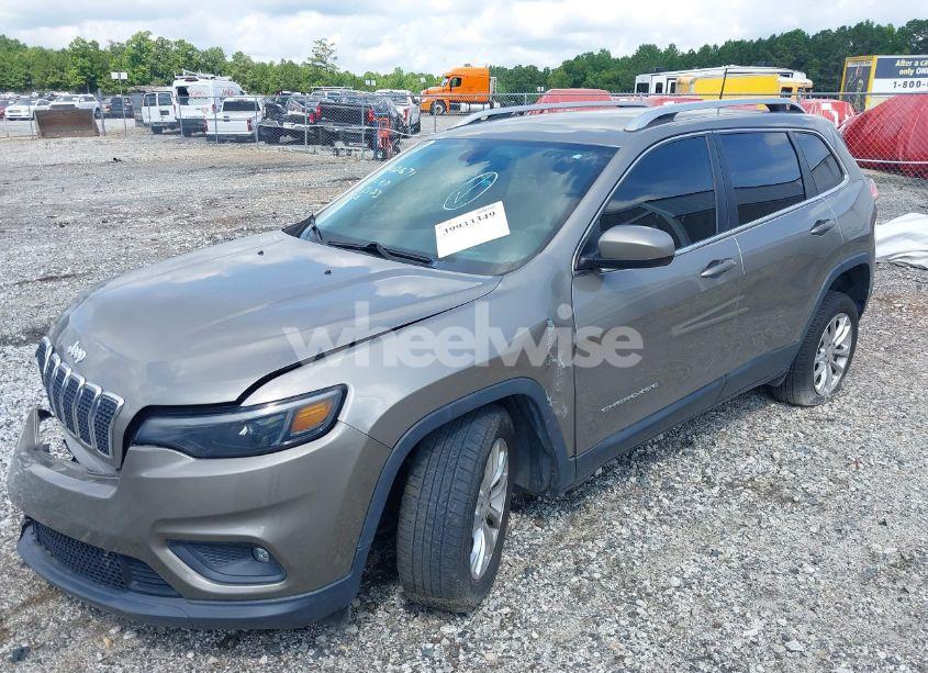 Photo 2 of 2019 Jeep Cherokee LATITUDE FWD (VIN 1C4PJLCB8KD242671)