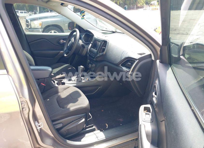 Photo 5 of 2019 Jeep Cherokee LATITUDE FWD (VIN 1C4PJLCB8KD242671)