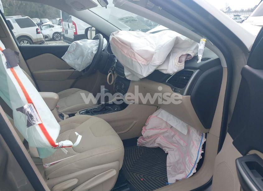 Photo 5 of 2020 Jeep Cherokee LATITUDE FWD (VIN 1C4PJLCB8LD525508)