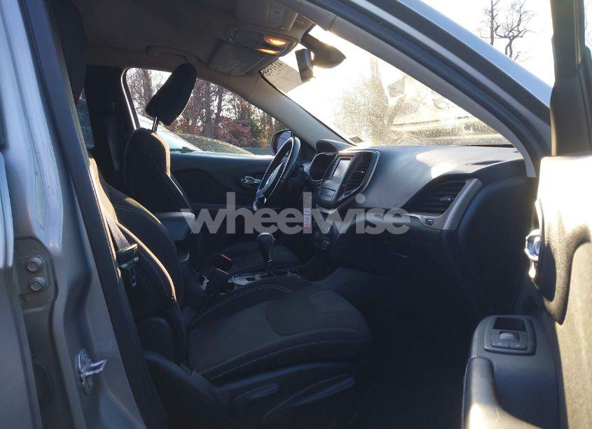 Photo 5 of 2015 Jeep Cherokee LATITUDE (VIN 1C4PJLCB9FW683705)