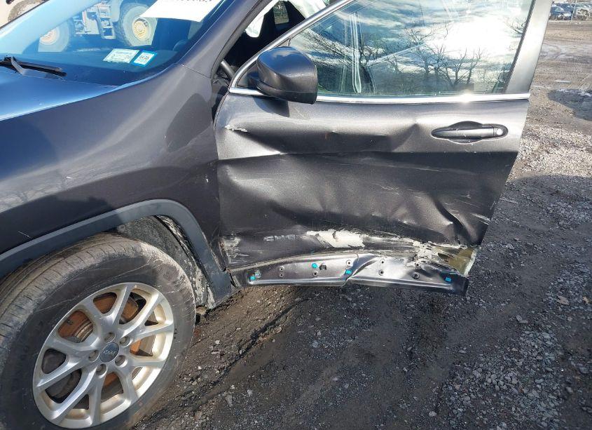 Photo 6 of 2015 Jeep Cherokee LATITUDE (VIN 1C4PJLCB9FW706237)