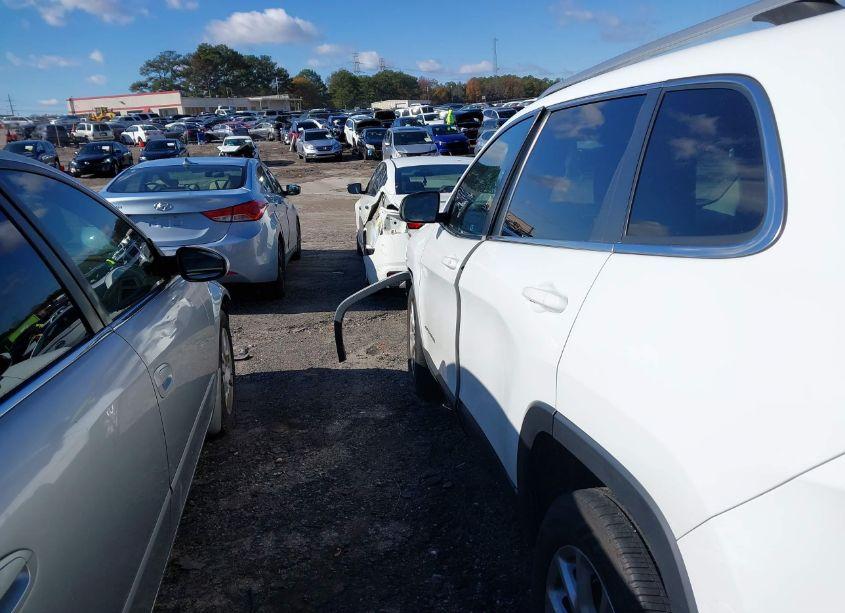 Photo 14 of 2015 Jeep Cherokee LATITUDE (VIN 1C4PJLCB9FW782959)