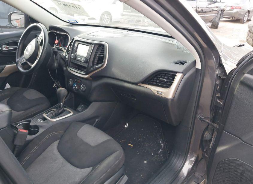 Photo 5 of 2018 Jeep Cherokee LATITUDE FWD (VIN 1C4PJLCB9JD510898)