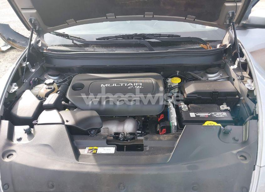 Photo 10 of 2018 Jeep Cherokee LATITUDE FWD (VIN 1C4PJLCB9JD542315)
