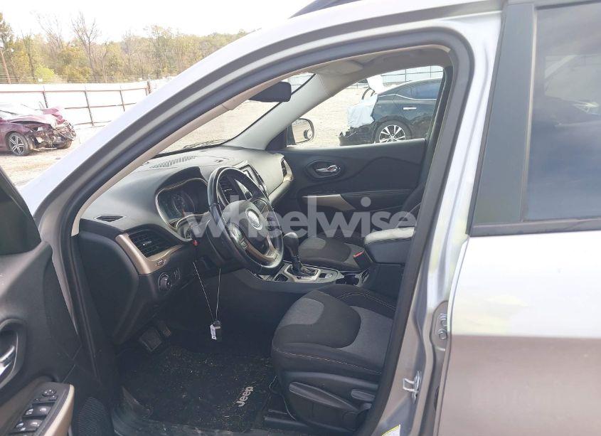 Photo 18 of 2018 Jeep Cherokee LATITUDE FWD (VIN 1C4PJLCB9JD542315)