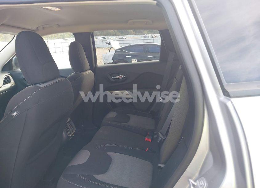 Photo 19 of 2018 Jeep Cherokee LATITUDE FWD (VIN 1C4PJLCB9JD542315)