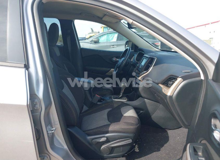 Photo 5 of 2018 Jeep Cherokee LATITUDE FWD (VIN 1C4PJLCB9JD542315)