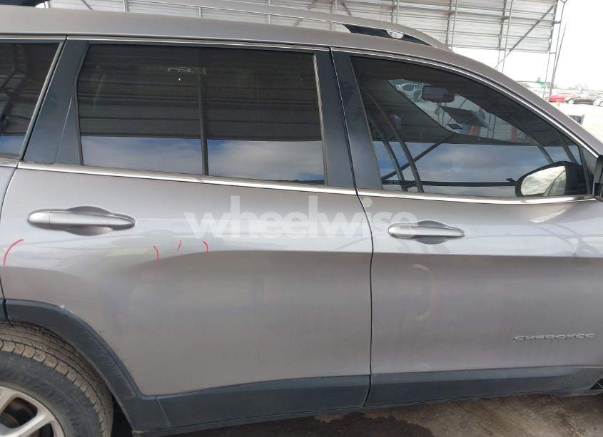 Photo 14 of 2018 Jeep Cherokee LATITUDE FWD (VIN 1C4PJLCB9JD560653)