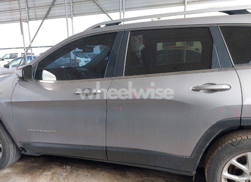 Photo 15 of 2018 Jeep Cherokee LATITUDE FWD (VIN 1C4PJLCB9JD560653)