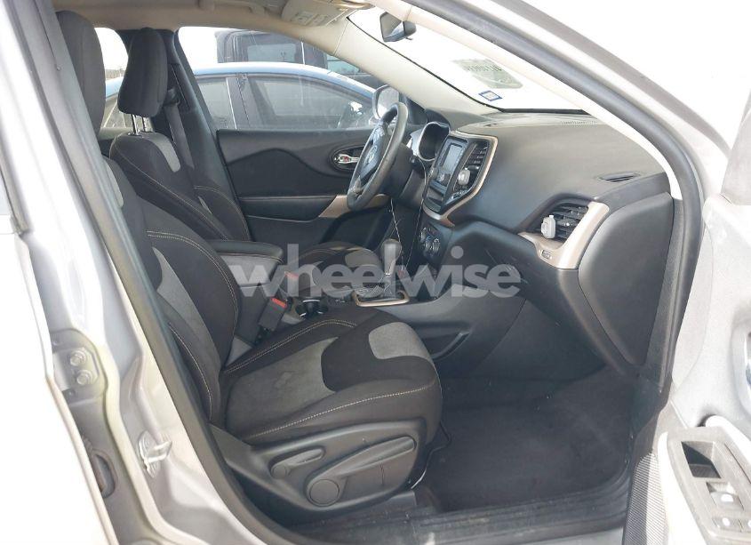 Photo 5 of 2018 Jeep Cherokee LATITUDE FWD (VIN 1C4PJLCB9JD560653)