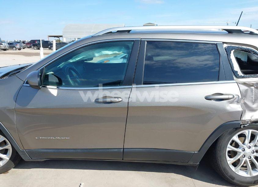 Photo 15 of 2019 Jeep Cherokee LATITUDE (VIN 1C4PJLCB9KD187597)