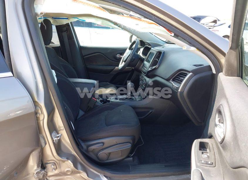 Photo 5 of 2019 Jeep Cherokee LATITUDE (VIN 1C4PJLCB9KD187597)