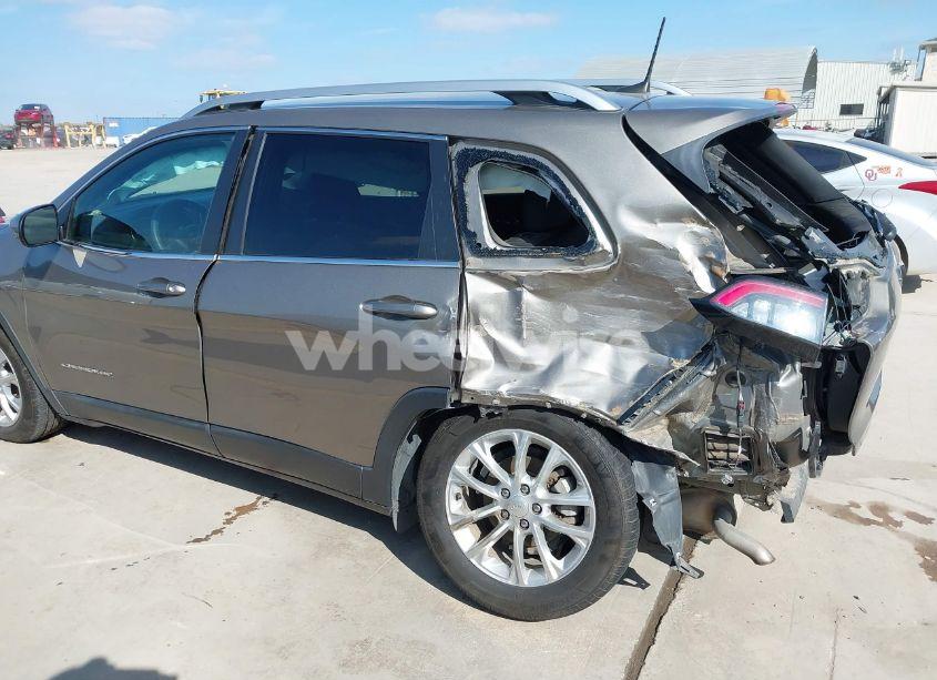 Photo 6 of 2019 Jeep Cherokee LATITUDE (VIN 1C4PJLCB9KD187597)