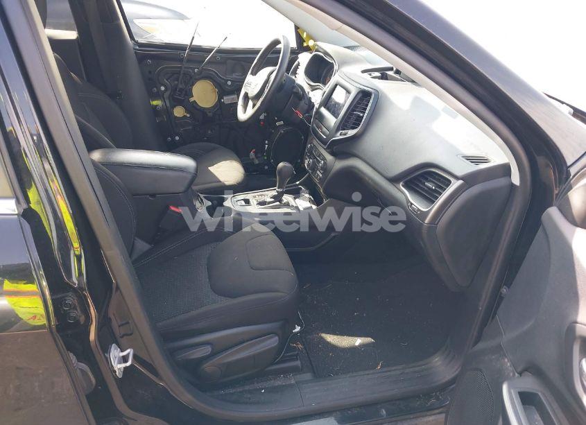 Photo 5 of 2019 Jeep Cherokee LATITUDE FWD (VIN 1C4PJLCB9KD272147)