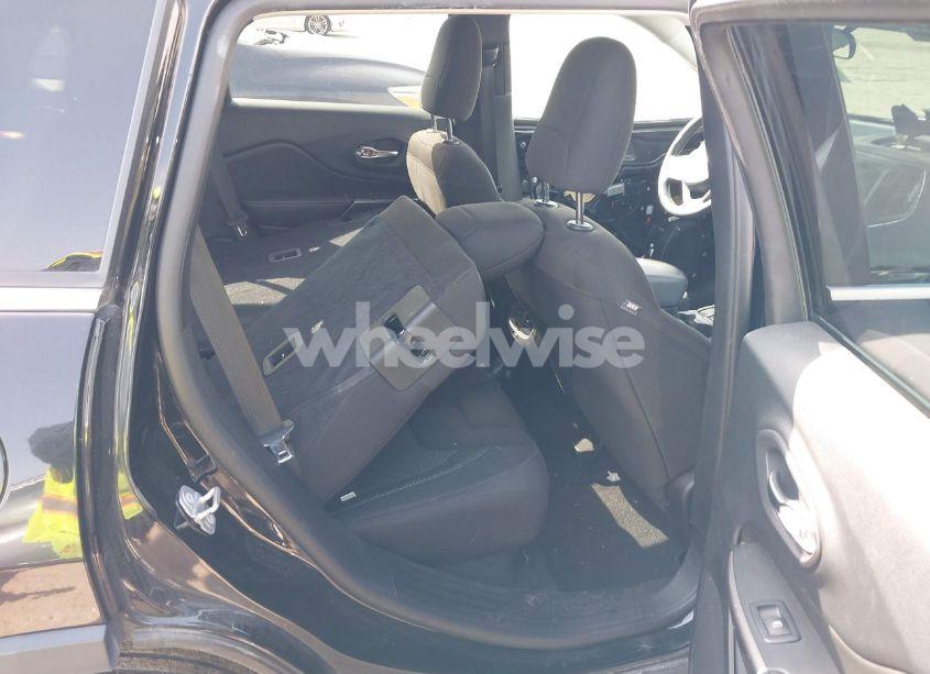 Photo 8 of 2019 Jeep Cherokee LATITUDE FWD (VIN 1C4PJLCB9KD272147)