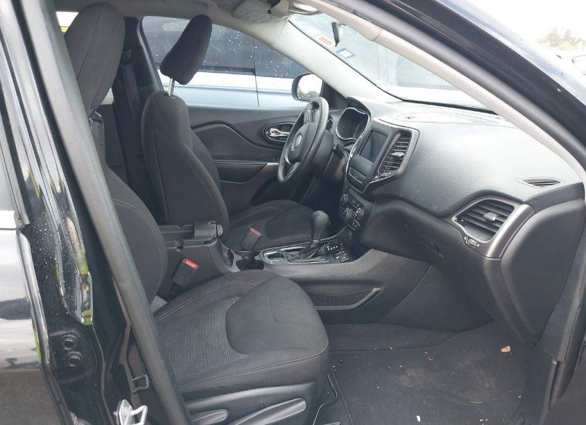 Photo 5 of 2019 Jeep Cherokee LATITUDE FWD (VIN 1C4PJLCB9KD307995)