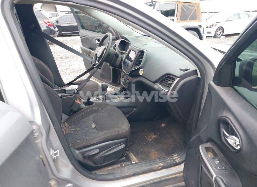 Photo 5 of 2019 Jeep Cherokee LATITUDE (VIN 1C4PJLCB9KD326174)