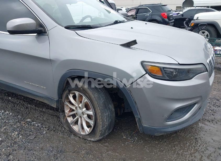 Photo 6 of 2019 Jeep Cherokee LATITUDE (VIN 1C4PJLCB9KD326174)