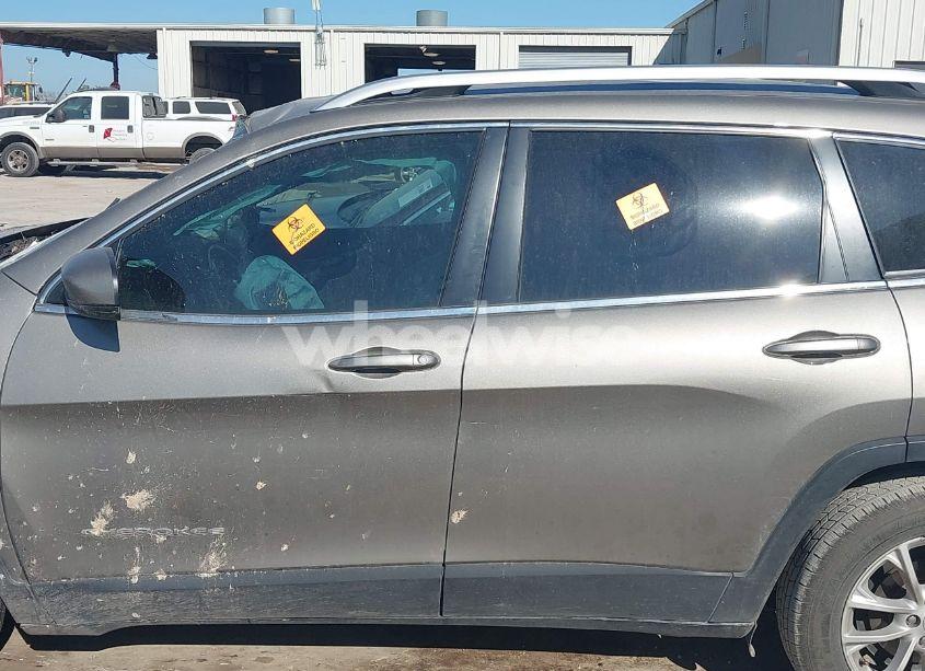 Photo 14 of 2019 Jeep Cherokee LATITUDE FWD (VIN 1C4PJLCB9KD396080)