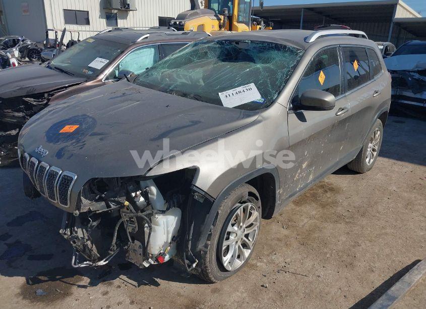 Photo 2 of 2019 Jeep Cherokee LATITUDE FWD (VIN 1C4PJLCB9KD396080)