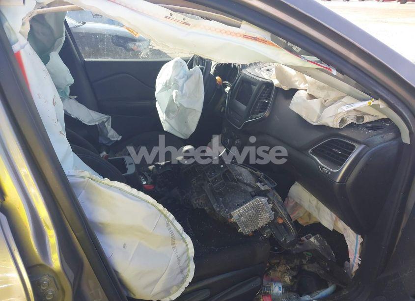 Photo 5 of 2019 Jeep Cherokee LATITUDE FWD (VIN 1C4PJLCB9KD396080)