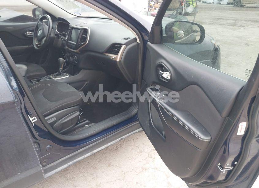 Photo 5 of 2015 Jeep Cherokee LATITUDE (VIN 1C4PJLCBXFW531335)