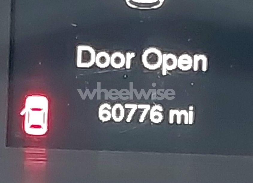 Photo 16 of 2015 Jeep Cherokee LATITUDE (VIN 1C4PJLCBXFW537250)