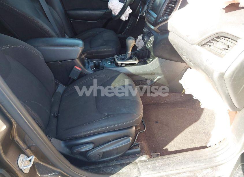 Photo 5 of 2017 Jeep Cherokee LATITUDE FWD (VIN 1C4PJLCBXHW503246)