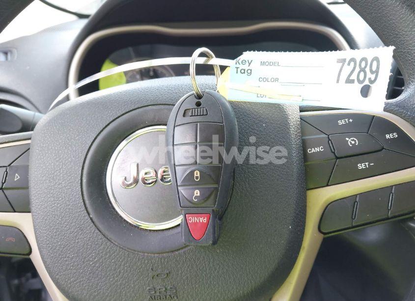 Photo 11 of 2018 Jeep Cherokee LATITUDE FWD (VIN 1C4PJLCBXJD590535)