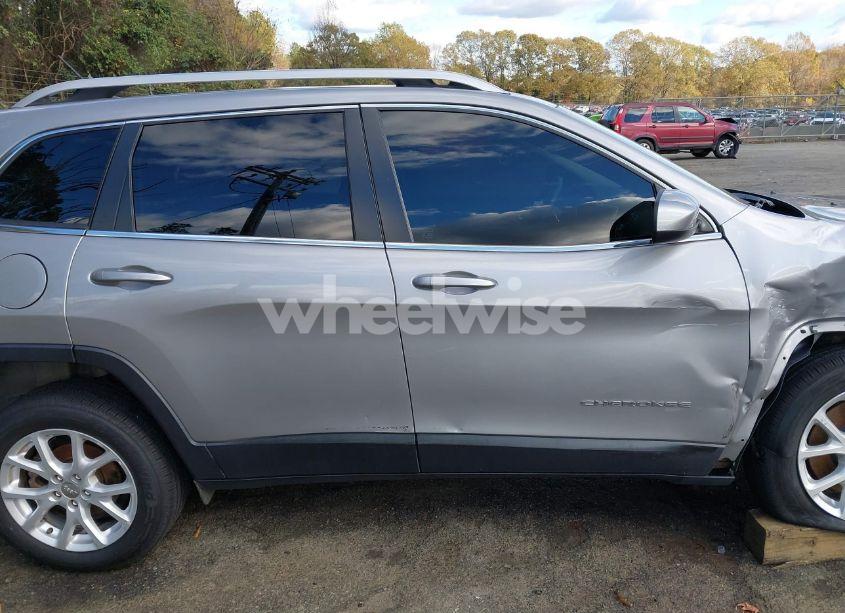 Photo 13 of 2018 Jeep Cherokee LATITUDE FWD (VIN 1C4PJLCBXJD590535)