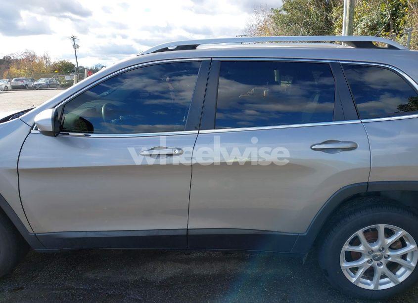 Photo 14 of 2018 Jeep Cherokee LATITUDE FWD (VIN 1C4PJLCBXJD590535)