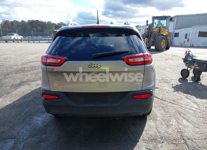 Photo 16 of 2018 Jeep Cherokee LATITUDE FWD (VIN 1C4PJLCBXJD590535)