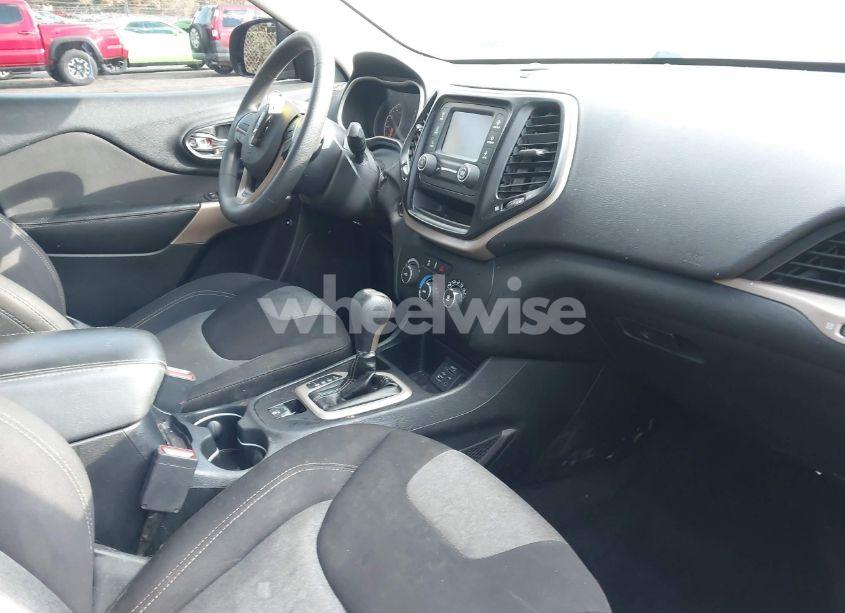 Photo 5 of 2018 Jeep Cherokee LATITUDE FWD (VIN 1C4PJLCBXJD590535)