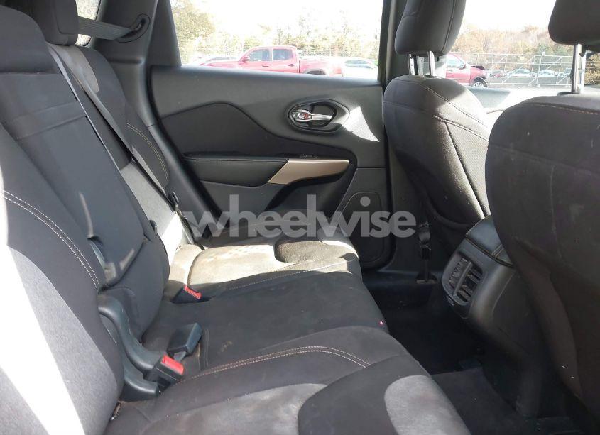 Photo 8 of 2018 Jeep Cherokee LATITUDE FWD (VIN 1C4PJLCBXJD590535)