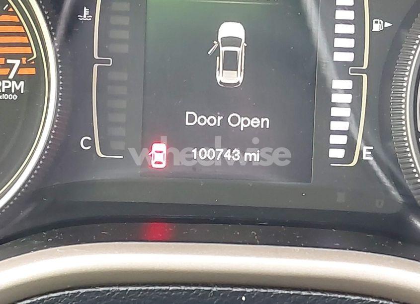 Photo 15 of 2018 Jeep Cherokee LATITUDE FWD (VIN 1C4PJLCBXJD595296)