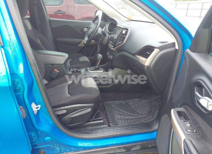 Photo 5 of 2018 Jeep Cherokee LATITUDE FWD (VIN 1C4PJLCBXJD595296)