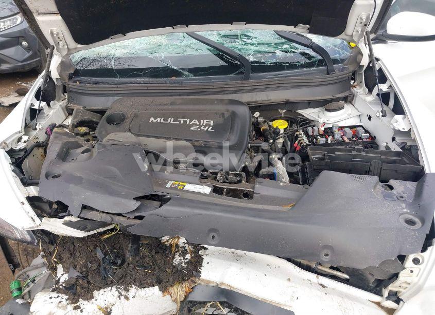 Photo 10 of 2018 Jeep Cherokee LATITUDE FWD (VIN 1C4PJLCBXJD615904)