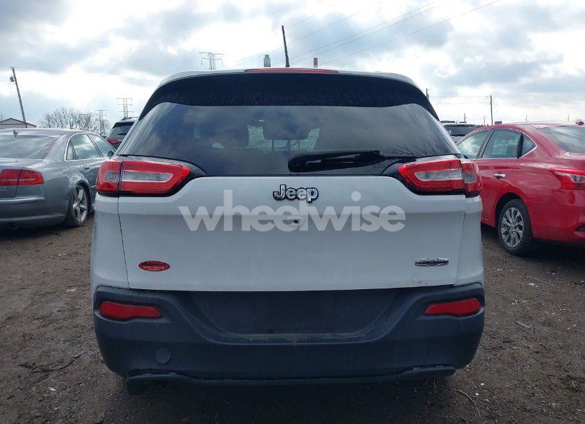Photo 16 of 2018 Jeep Cherokee LATITUDE FWD (VIN 1C4PJLCBXJD615904)
