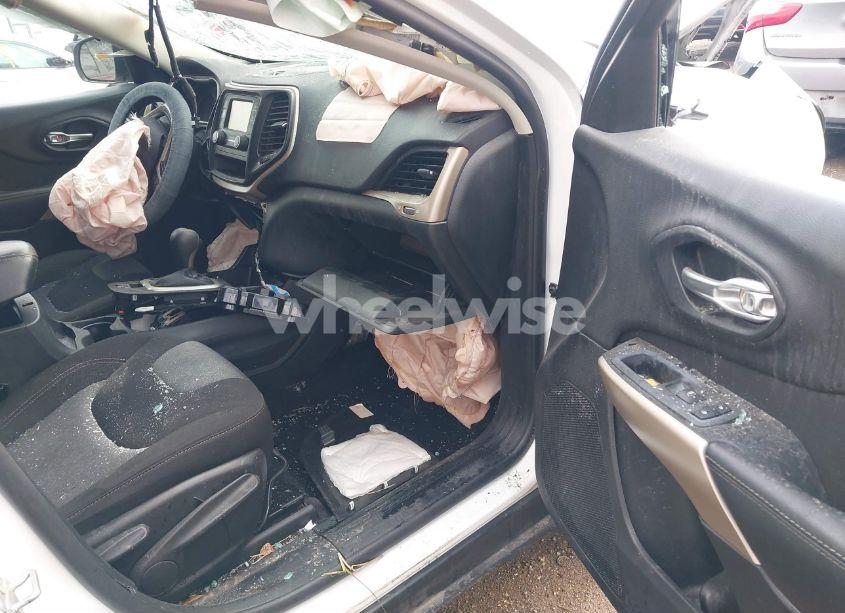 Photo 5 of 2018 Jeep Cherokee LATITUDE FWD (VIN 1C4PJLCBXJD615904)