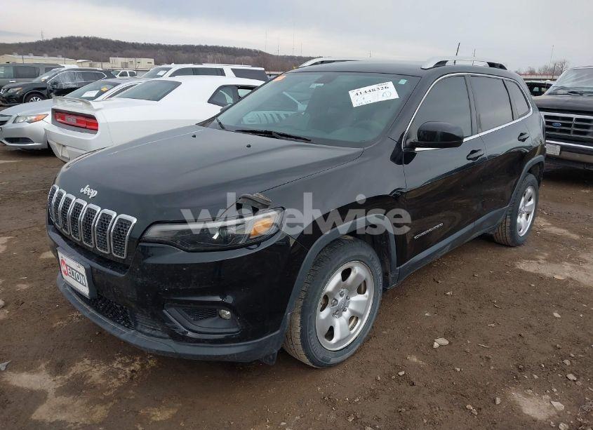 Photo 2 of 2019 Jeep Cherokee LATITUDE FWD (VIN 1C4PJLCBXKD109121)