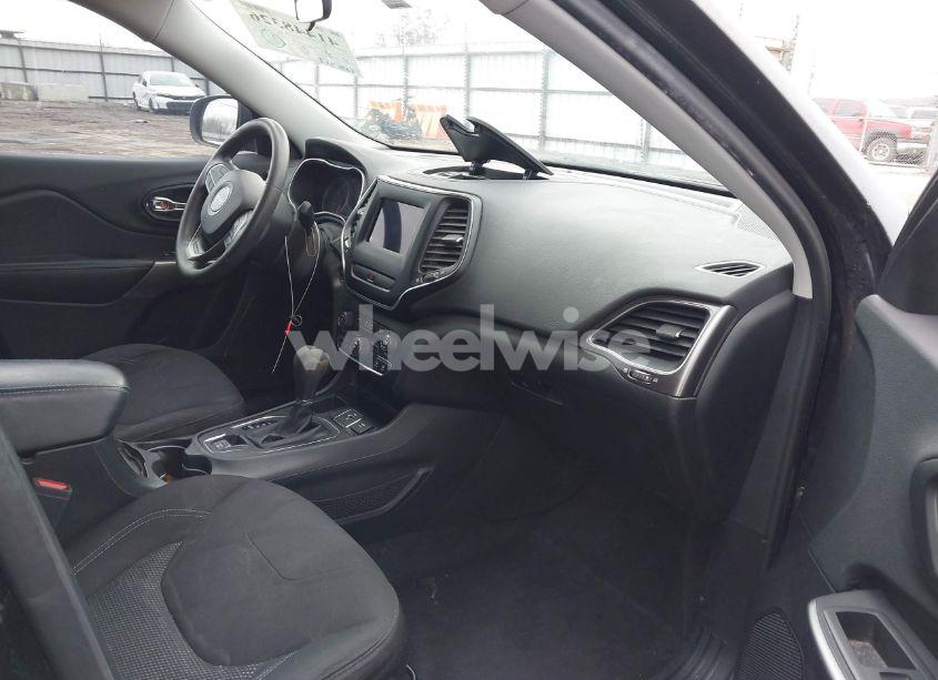 Photo 5 of 2019 Jeep Cherokee LATITUDE FWD (VIN 1C4PJLCBXKD109121)